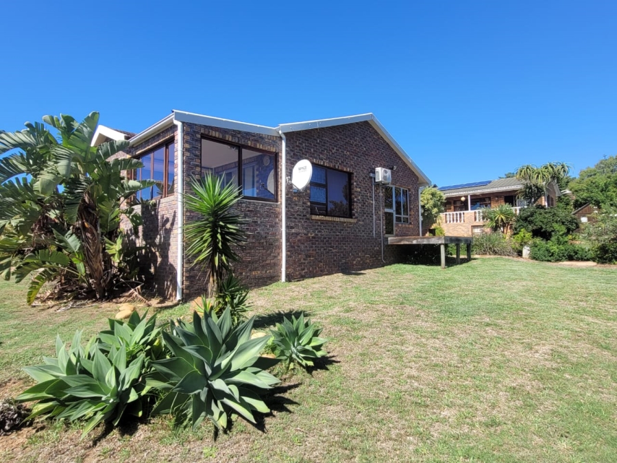 To Let 4 Bedroom Property for Rent in Wavecrest Eastern Cape